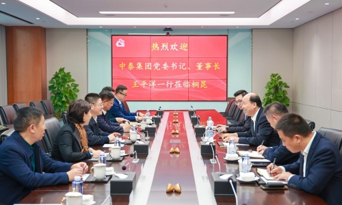 新疆中泰集团党委书记、、、董事长王平洋参访腾博会官网