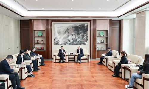 新疆中泰集团党委副书记、总司理边德运一行到访腾博会官网