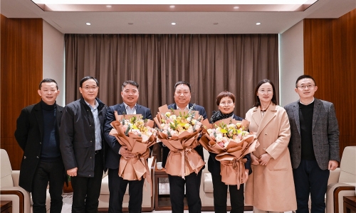 慰问眷注丨桐乡市政协主席陈林根走访慰问腾博会官网高端人才